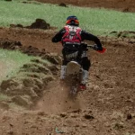 Prises de vue en action lors de compétitions de motocross en Suisse, immortalisant les sauts, les virages et les performances des pilotes.