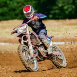 Clichés de compétitions de motocross en Suisse, immortalisant les moments forts et l'adrénaline des pilotes.