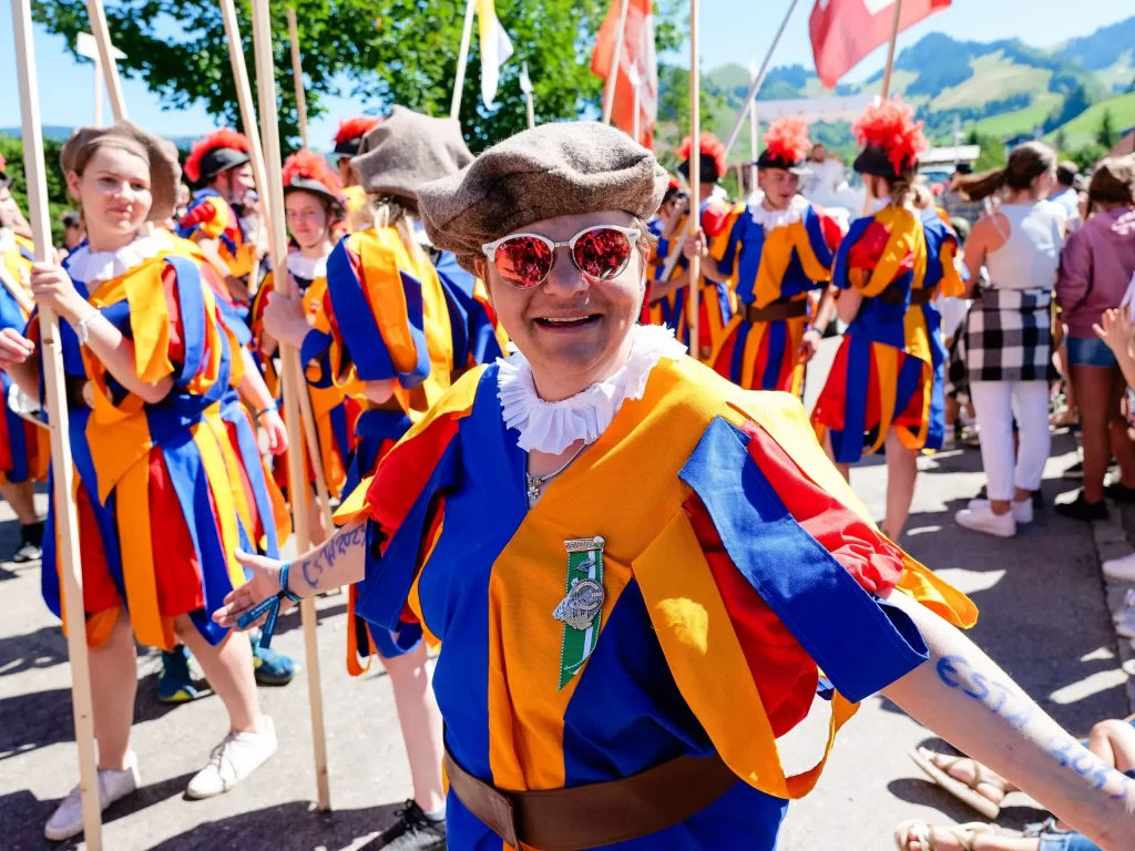 Photos professionnelles d'événements en extérieur en Suisse, avec un éclairage naturel de jour et spectaculaire de nuit.